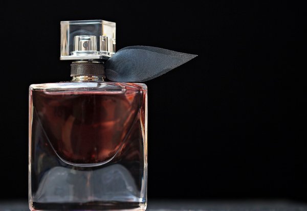 Comprendre la pyramide olfactive d'un parfum